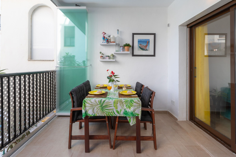 Room 2, Marina De La Duquesa 805, Málaga