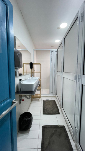 Bathroom, Bookarest Hostel Malta, St Julian's