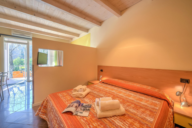 Room 3, Yellow Apartment Desenzano With Smart TV, Brescia