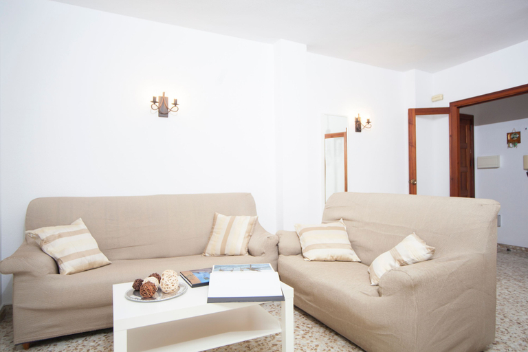 Room 5, Curling in Alc dia With 3 Bedrooms and 1 Bathrooms, Baleares