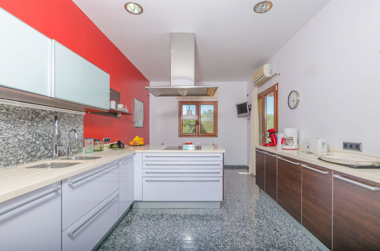 Room 4, Can Bou in Santa y With 4 Bedrooms and 3 Bathrooms, Baleares
