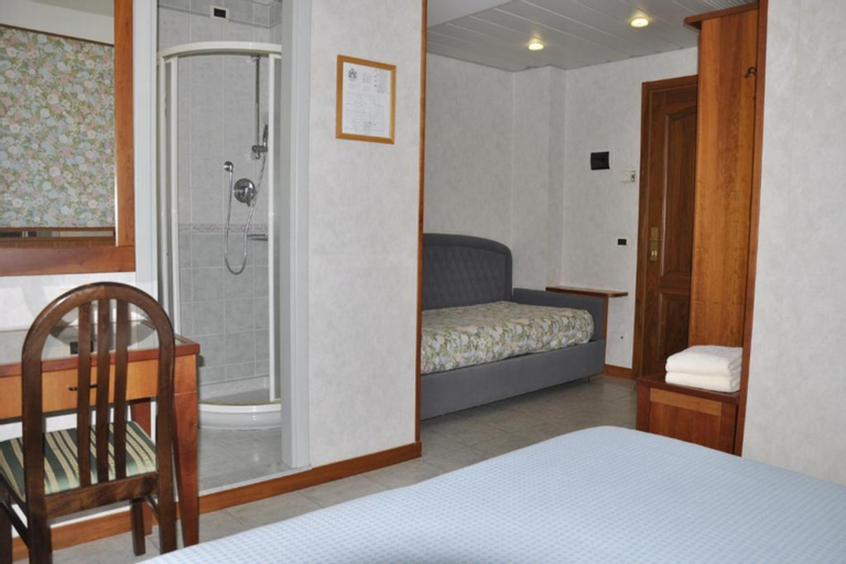 Bedroom 2, Hotel de France, Rimini