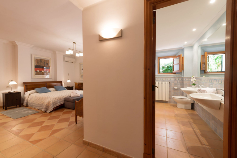 Room 2, Circe in Fornalutx With 4 Bedrooms and 4 Bathrooms, Baleares