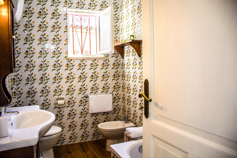 Bathroom 4, Casa Il Negrito, Napoli
