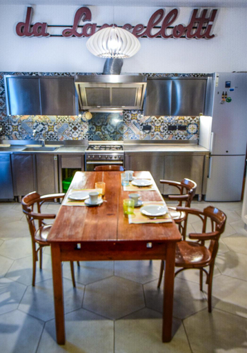 Food & Drinks 3, gambisa street, Modena