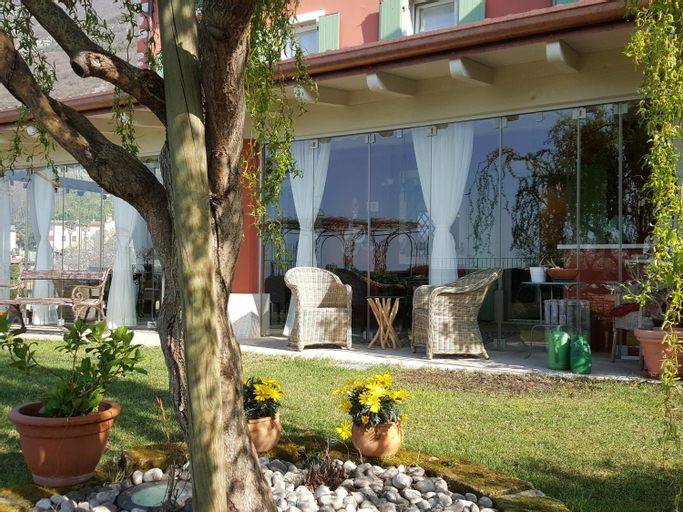 Exterior 10