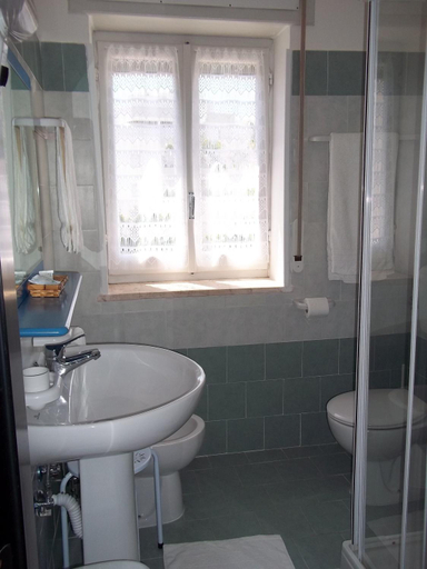 Bathroom 3, Hotel Rivabella, Lecce