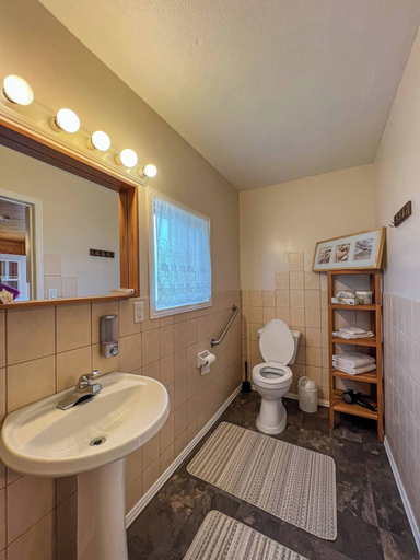 Bathroom 3, Ahmic Lake Resort's Blue Jay Cottage, Parry Sound