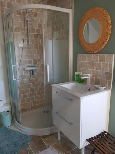 Bathroom, Chambre double dans longere, Maine-et-Loire