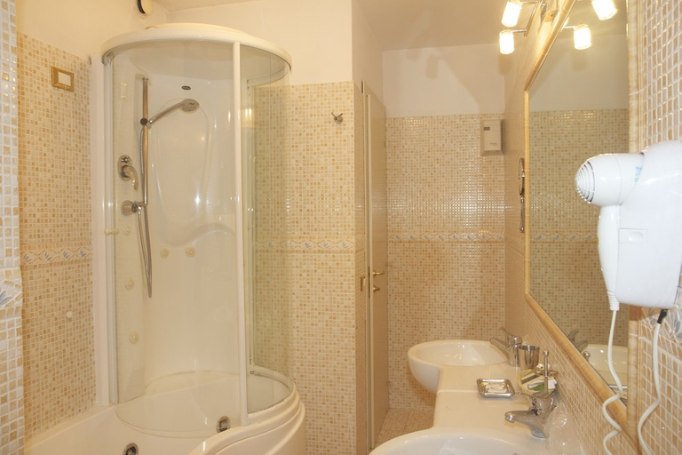 Bathroom 5, Residenza Canova Tadolini, Rome