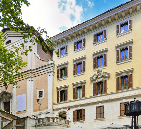 Exterior & Views
