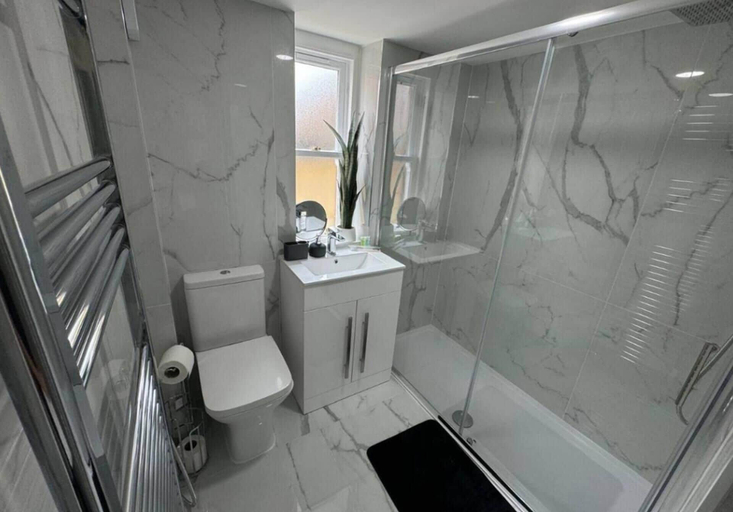 Bathroom 2, Glasgow Central Paradise - Spacious 3- Bed House, Glasgow