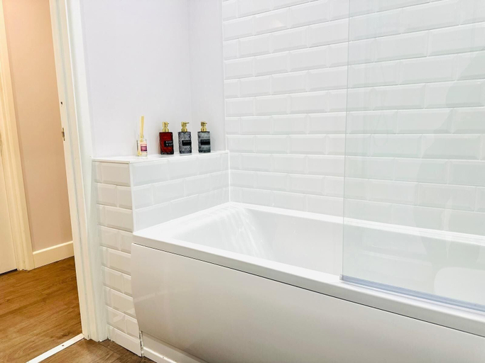 Bathroom 2, Spacious 2 Bedroom Apartment in Margate, Kent