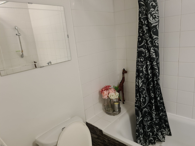 Bathroom 3, Cosy London Apartment in Waynflete Square, London
