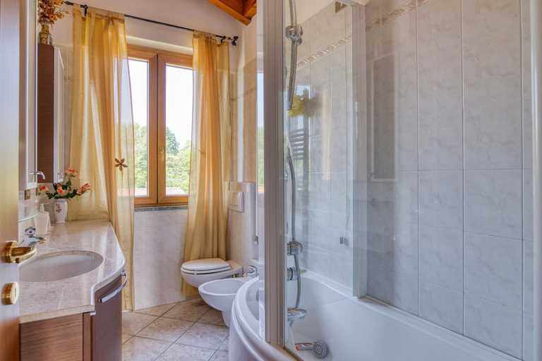 Room 2, Casa Maddalena Private Beach Upon Reques, Varese
