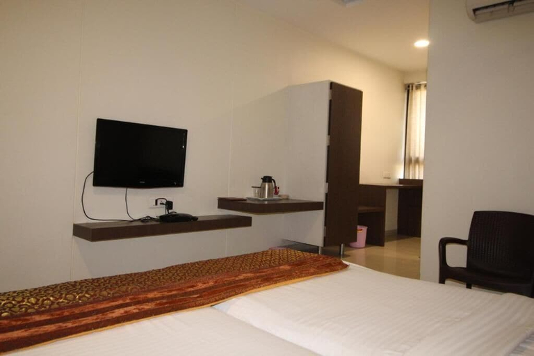 Bedroom 2, Hotel Girnar, Aurangabad