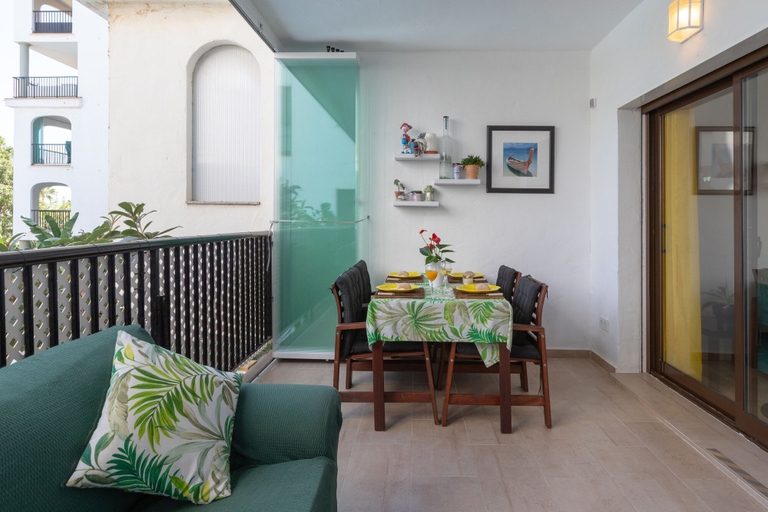 Room 5, Marina De La Duquesa 805, Málaga