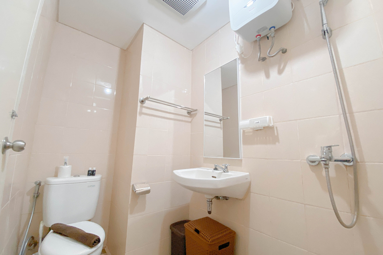 Bathroom 5, 1BR with Direct Access to Pool at Parahyangan Residence Apartment By Travelio, Bandung
