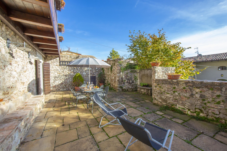 Room 3, Iris in Hilly Area in Liano-formaga, Brescia