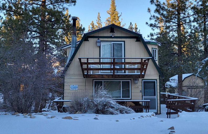 Cardinal Ridge - Rustic cabin with stellar outdoor features! Wrap-around deck and large yard!, San Bernardino