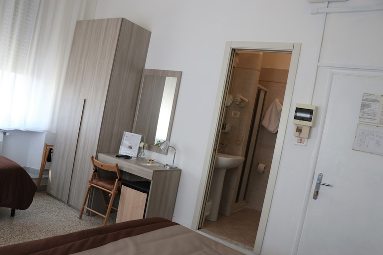 Bedroom 2, Hotel La Torre Pisa, Pisa