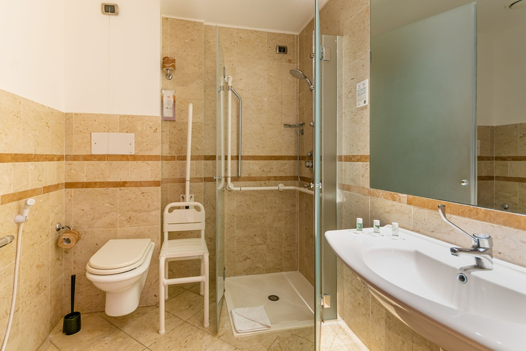 Bathroom 5, B&B HOTEL Pisa Airport, Pisa