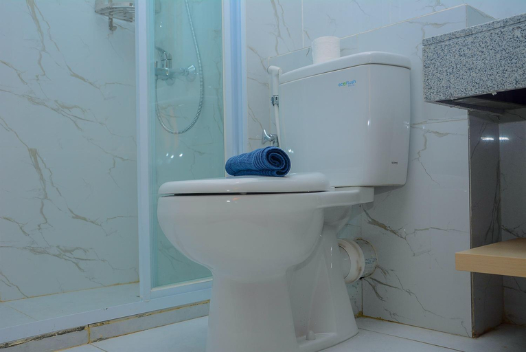 Bathroom 3, Best Studio at Grand Kamala Lagoon Apt By Travelio, Bekasi