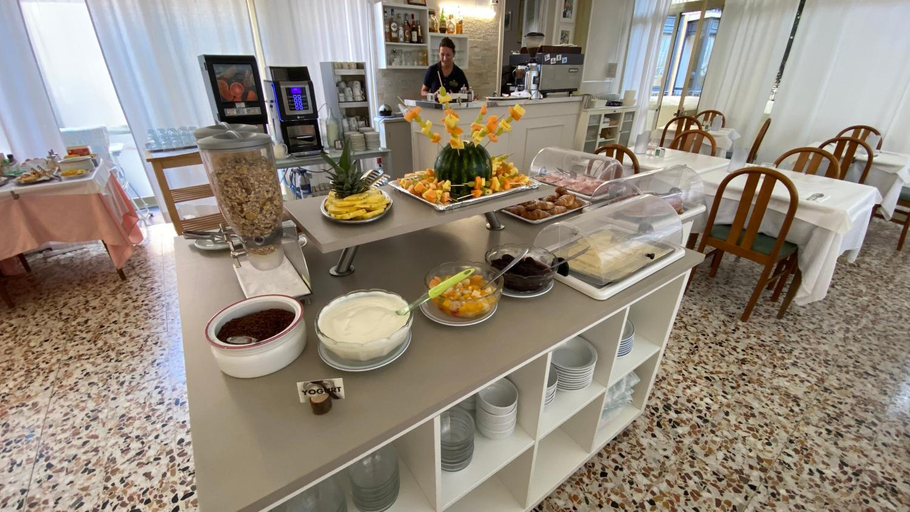 Food & Drinks 5, Hotel Fiorenza & Banksia Meuble, Savona