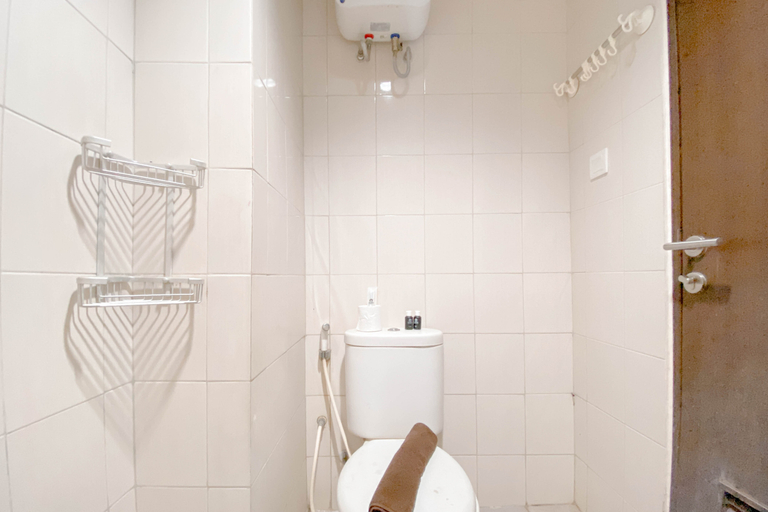 Bathroom 5, Stylish 2BR at Mekarwangi Square Cibaduyut Apartment By Travelio, Bandung