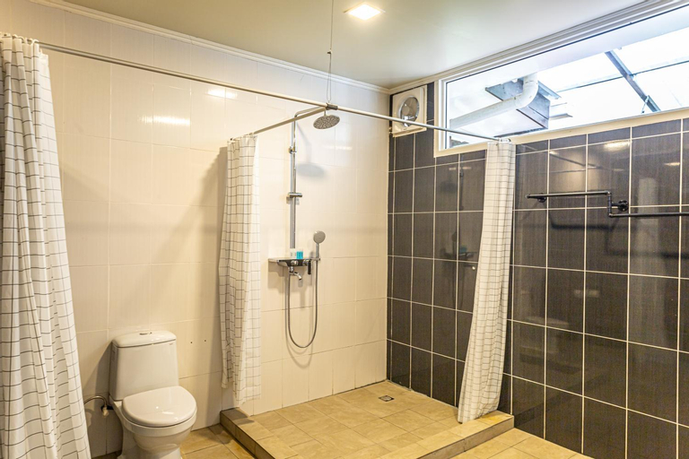 Bathroom 11