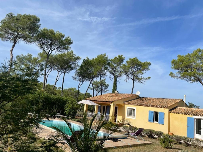 2, Charmante Villa avec piscine chauffee et terrain de petanque, Var