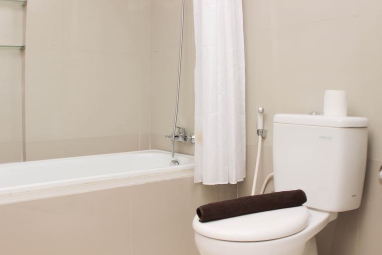 Bathroom 5, Nice and Comfy Studio Azalea Suites Apartment By Travelio, Cikarang
