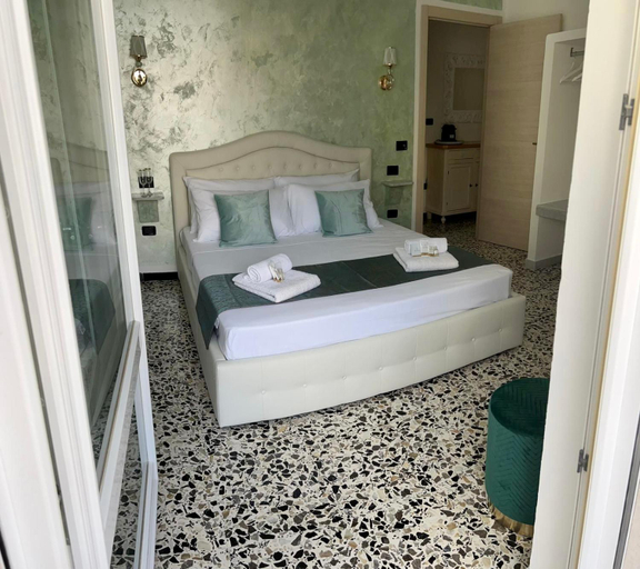 Others 4, B&B Poesia, Lecce