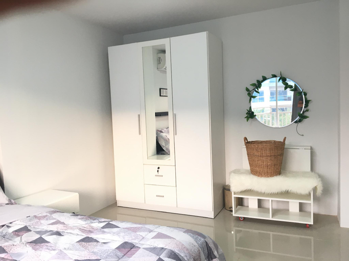 Beach front condo for family in Laem Mae Phim, Klaeng