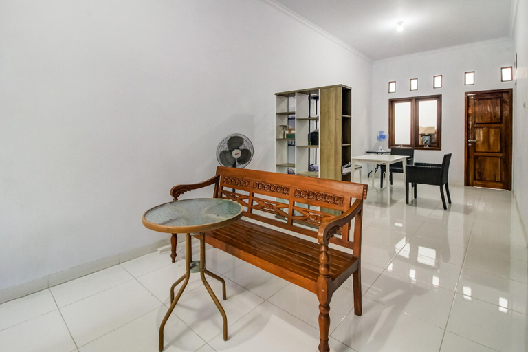 Public Area 2, OYO 91243 Bina Syariah Guest House, Cirebon