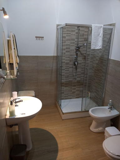 Bathroom 5, B&B Dietro al Massimo, Palermo