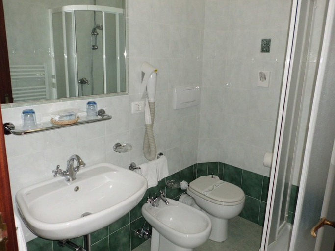 Bathroom 3, Hotel Cinque Terre, La Spezia