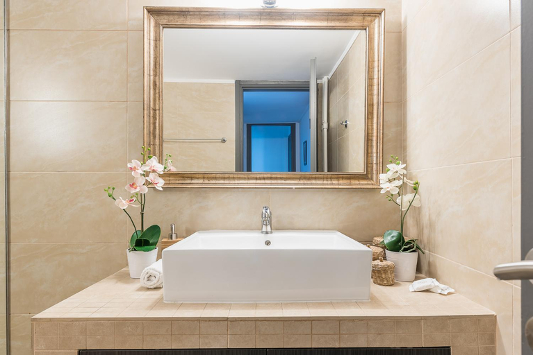 Bathroom 2, New Relaxed Central Apartment Walk Everywhere, Attica