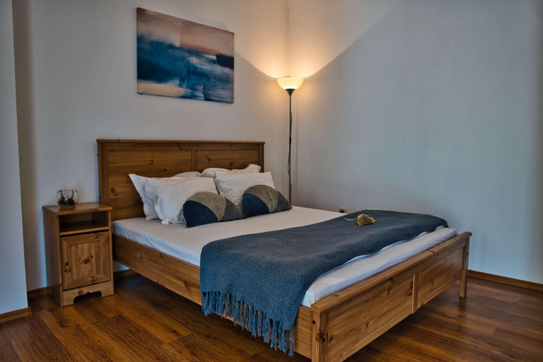 Bedroom 3, Local Stay, Razlog