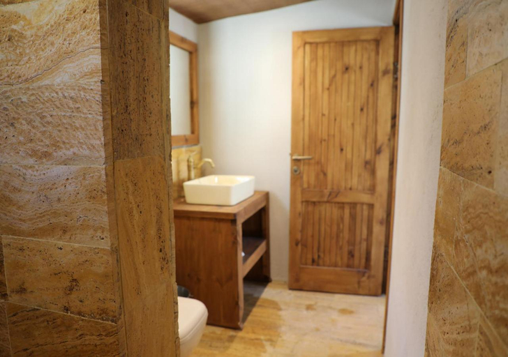 Bathroom 3, Rum Planet Camp, Quaira