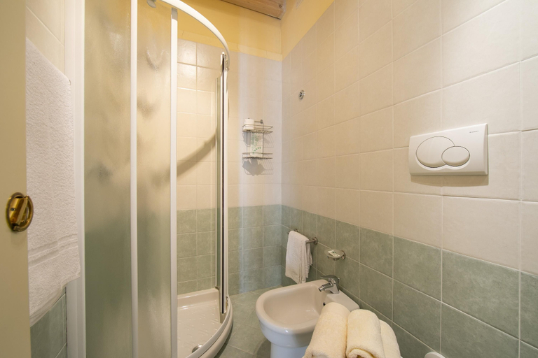 Room 4, Yellow Apartment Desenzano With Smart TV, Brescia