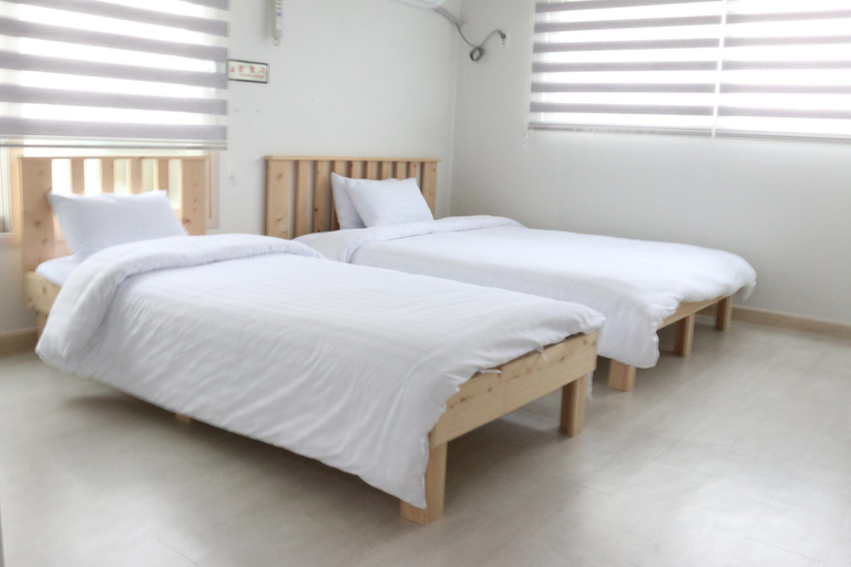 Cozy flat nearby Metro and E-Mart for 3 guests, Jung