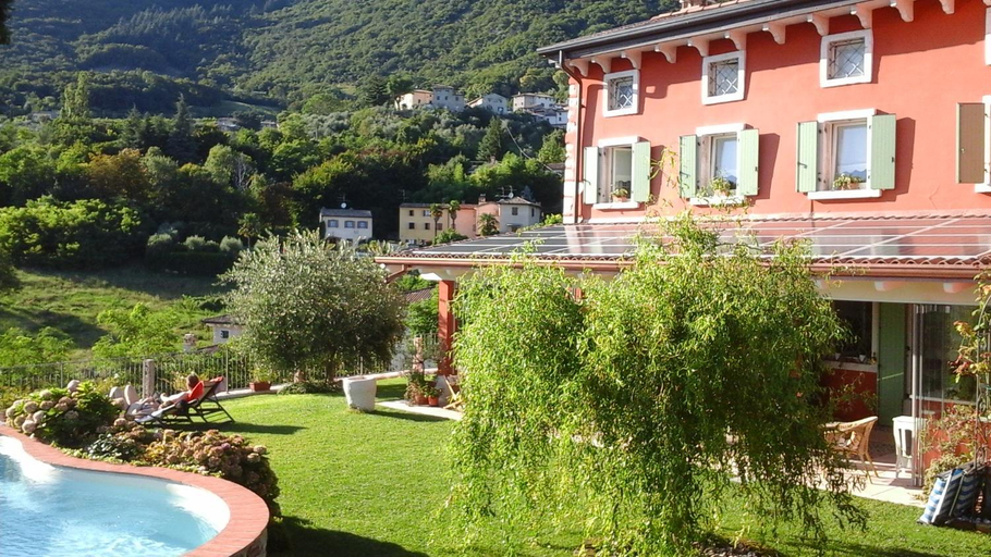 Exterior 9