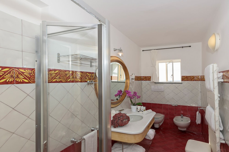 Bathroom 4, L Ancora, Salerno