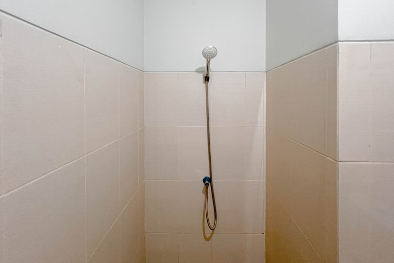Bathroom 2, Best Price and Good Location 1BR at Bale Hinggil Apartment By Travelio, Surabaya