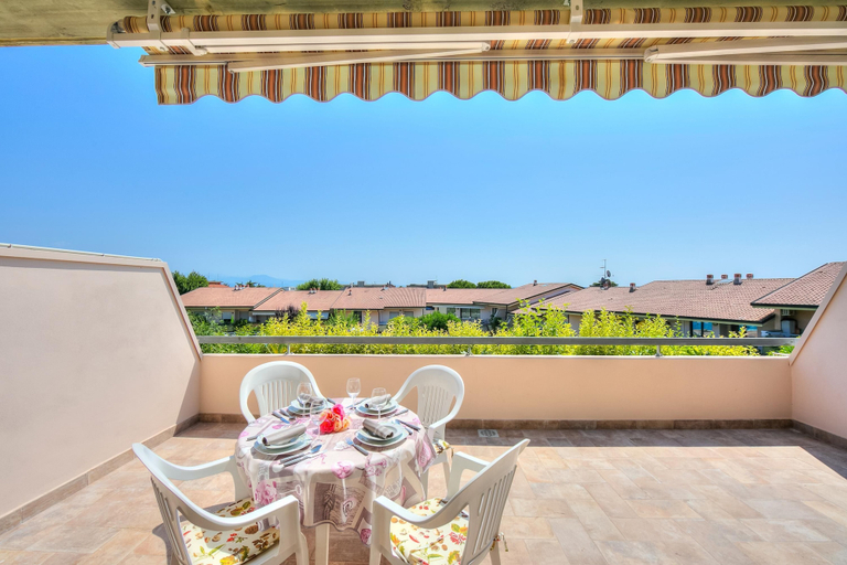 Room 4, Kristall Lago Pool-View Apartment + Balcony - Happy Rentals, Brescia