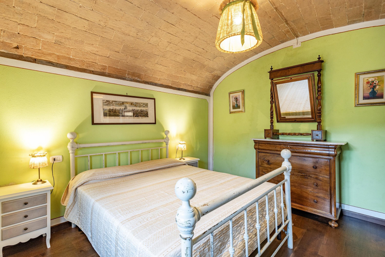Room 5, Maramaldo Morellino Shared Pool Chianti, Florence