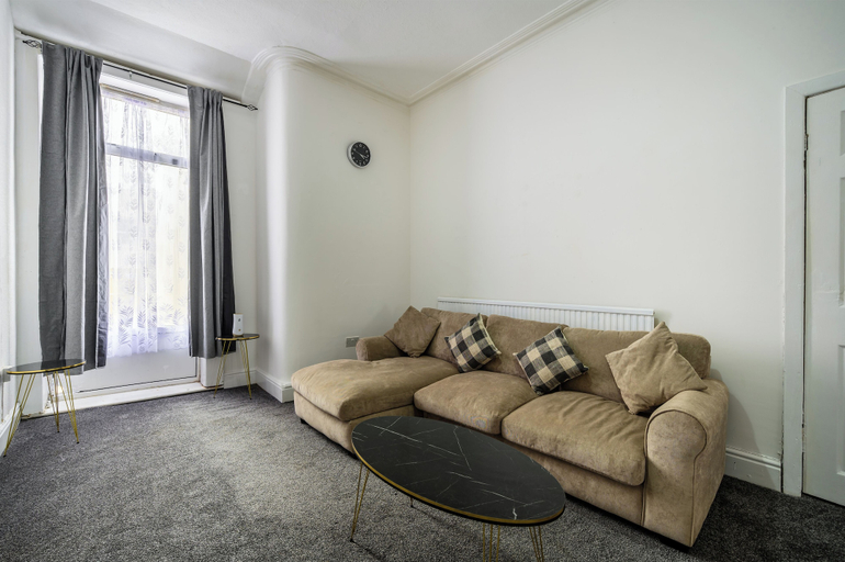 Others 5, Seaside - House - Sleeps 10 - Parking - Garden, Blackpool