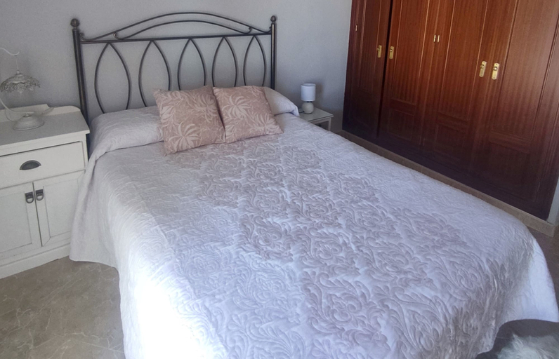 Room 3, Playamar in Cadiz With 3 Bedrooms and 1 Bathrooms, Cádiz
