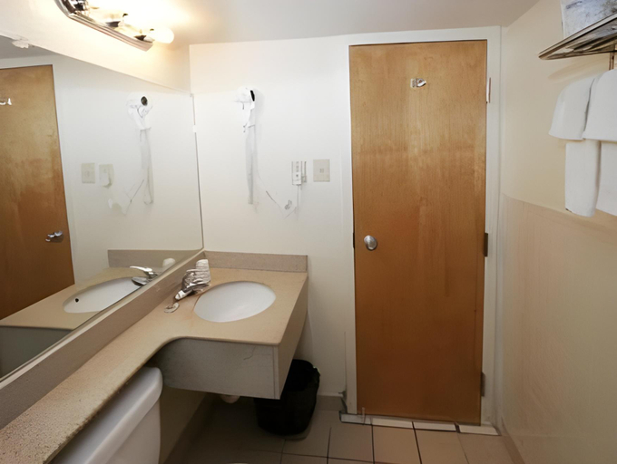 Bathroom 3, Breeze Inn & Suites, Virginia Beach, Virginia Beach